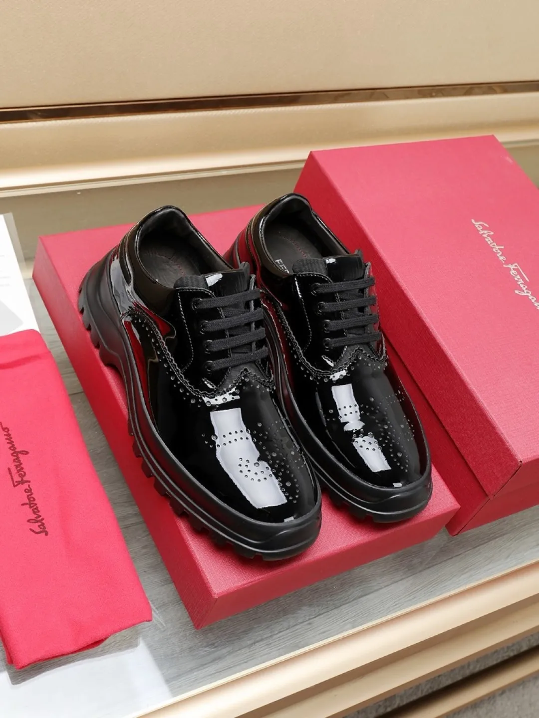 Factory P680💰🔥《Ferragamo》👏Latest•High-end top brand luxury~purchasing agent, top~quality. New fashionable business men's shoes 🔜The uppers are made of original first-layer open-edge beaded cowhide➕cowhide·lining, with fine workmanship. The original stylish and soft combination wear-resistant and non-slip outsole is light and comfortable on the feet. The real thing looks better in real photos. Number of yards: 38--44 (45 and 46 can be customized)
